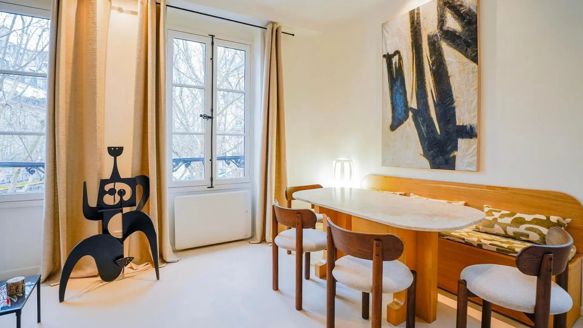 Refined Elegance In Central Paris Lejlighed
